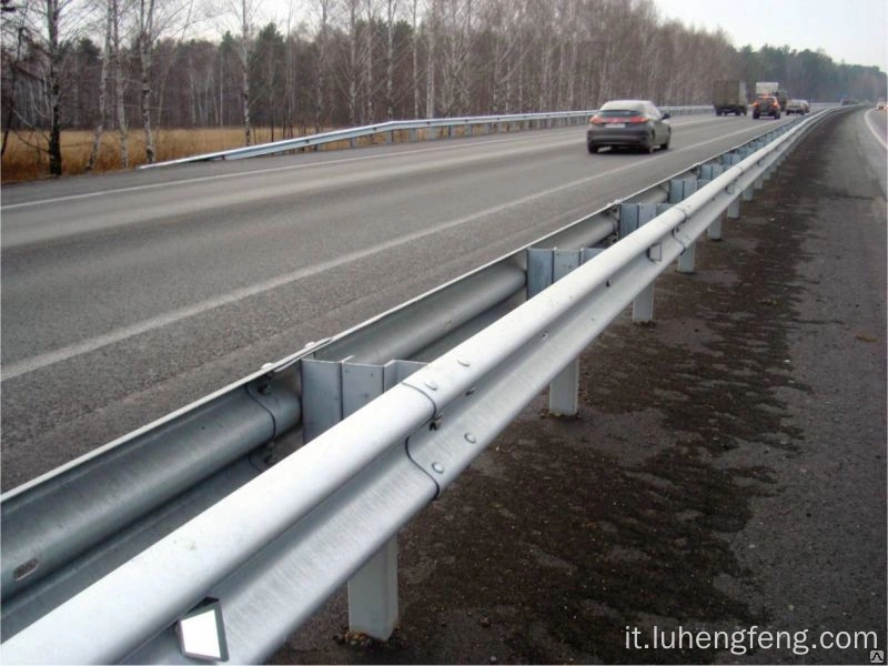 Guardrail zincato sull'autostrada